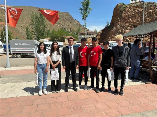 Kaymakamımız Sayın Muhammed Safa KÖMÜRCÜ dereceye giren öğrencilerimize hediyelerini takdim etti