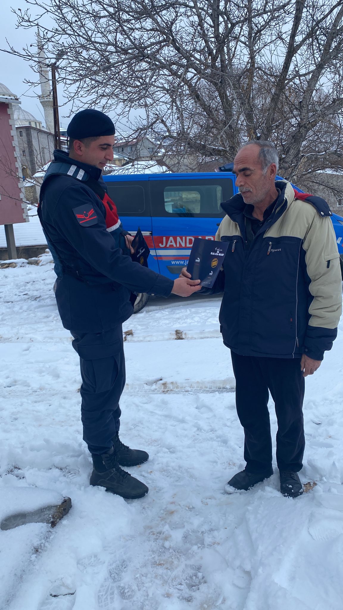Aile İçi ve Kadına Yönelik Şiddet Kapsamında  İlçe Jandarma Komutanlığımızca  KADES Bilgilendirme Broşürü Dağıtıldı